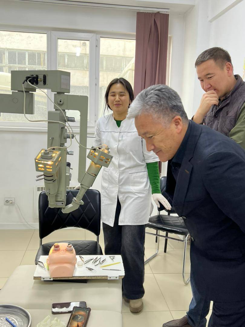 "Ophthalmic surgeon Kanzhar Minbaevich, founder of the Wet-lab for doctors, held a master class at ADAM University for the faculty of the Department of Surgical Disciplines and students.